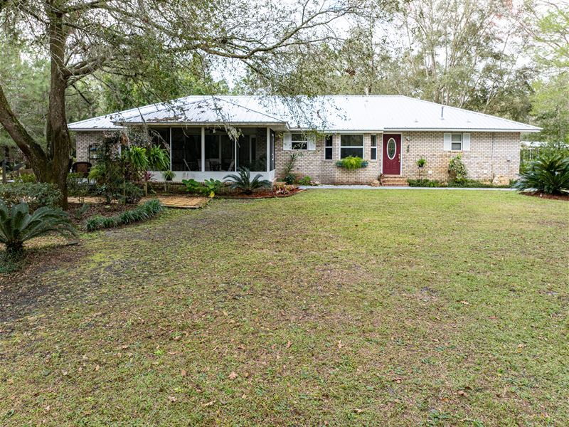 Beautifully Maintained : Live Oak : Suwannee County : Florida